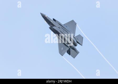 Un F-35a Lightning II vu de la vapeur traînante de ses extrémités d'ailes quitte la RAF Lakenheath à grande vitesse alors qu'il embarque pour une sortie d'entraînement au-dessus du Royaume-Uni Banque D'Images