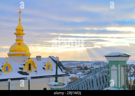 Photographié à Pochaev Lavra en Ukraine. La photo montre le dôme de l'église orthodoxe au coucher du soleil. Banque D'Images