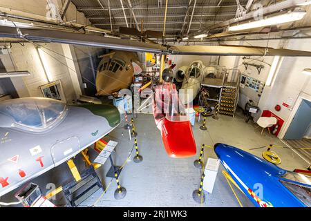 Intérieur, cintre au musée RAF Manston avec une micro-lumière Pathfinder suspendue au plafond, sections de cockpit d'un bombardier Victor, Canberra et Buccaneer. Banque D'Images