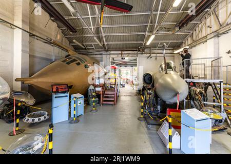 Les sections nez et cockpit d'un bombardier Hanley page Victor et d'un Blackburn Buccaneer à l'intérieur du cintre du musée d'histoire de la RAF Manston dans le Kent. Banque D'Images