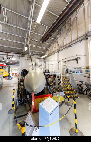 Vue de face du cône de nez et du cockpit d'un Blackburn Buccaneer de la RAF exposé à l'intérieur du RAF Manston History Museum dans le Kent. Banque D'Images