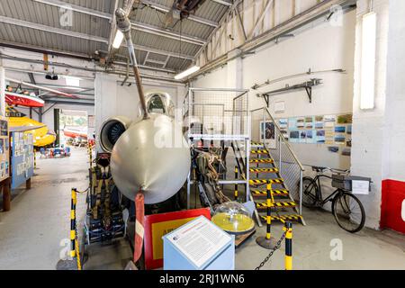 Vue de face du cône de nez et du cockpit d'un Blackburn Buccaneer de la RAF exposé à l'intérieur du RAF Manston History Museum dans le Kent. Banque D'Images