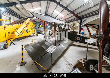 Réplique de la guerre mondiale One Sopwith Strutter World War One biplan, utilisé dans le film 'Flyboyss', dans le cintre au musée d'histoire de la RAF Manston. Banque D'Images