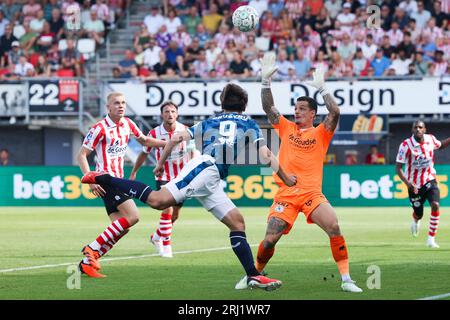 ROTTERDAM, PAYS-BAS - AOÛT 20 : Ayase Ueda (Feyenoord Rotterdam) et le gardien Nick Olij (Sparta Rotterdam) lors du match d'Eredivisie de Sparta Banque D'Images