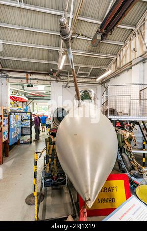 Vue de face du cône de nez et du cockpit d'un Blackburn Buccaneer de la RAF exposé à l'intérieur du RAF Manston History Museum dans le Kent. Banque D'Images