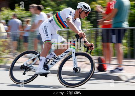 ETTEN-LEUR - champion du monde Mathieu van der Poel lors du Pro Cycling Tour Etten-leur. Van der Poel montre pour la première fois son maillot arc-en-ciel qu'il a remporté lors des Championnats du monde de cyclisme à Glasgow. ANP BAS CZERWINSKI Banque D'Images