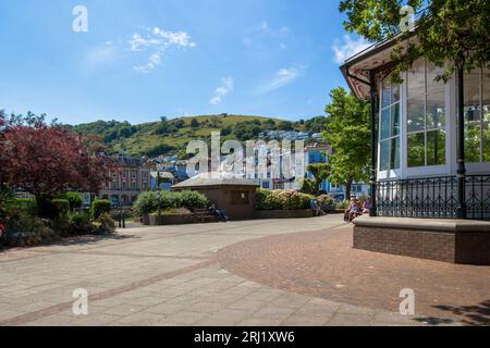 Vue sur les jardins de Royal Avenue avec kiosque à musique, Dartmouth, Devon, Royaume-Uni Banque D'Images