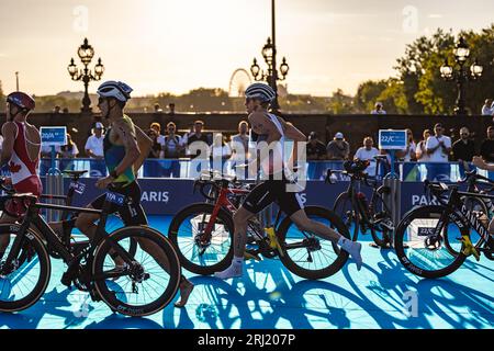 Dorian Coninx (FRA) au Triathlon Relais Mixte lors de l’épreuve test des Jeux Olympiques et Paralympiques du monde de Triathlon 2023, du 17 au 20 août 2023 à Paris, France Banque D'Images