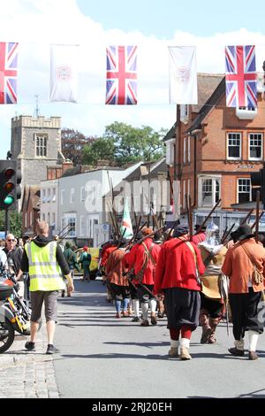 Colchester, Royaume-Uni. 20 août 2023. La Société anglaise de la guerre civile reconstitue le siège de Colchester de 1648 qui a eu lieu pendant la guerre civile anglaise. La parade a eu lieu dans la High Street suivie d'une bataille dans le Lower Castle Park. Crédit:Eastern Views/Alamy Live News Banque D'Images