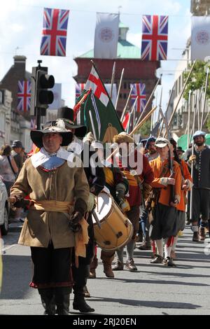 Colchester, Royaume-Uni. 20 août 2023. La Société anglaise de la guerre civile reconstitue le siège de Colchester de 1648 qui a eu lieu pendant la guerre civile anglaise. La parade a eu lieu dans la High Street suivie d'une bataille dans le Lower Castle Park. Crédit:Eastern Views/Alamy Live News Banque D'Images