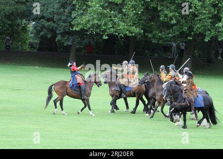 Colchester, Royaume-Uni. 20 août 2023. La Société anglaise de la guerre civile reconstitue le siège de Colchester de 1648 qui a eu lieu pendant la guerre civile anglaise. La parade a eu lieu dans la High Street suivie d'une bataille dans le Lower Castle Park. Crédit:Eastern Views/Alamy Live News Banque D'Images