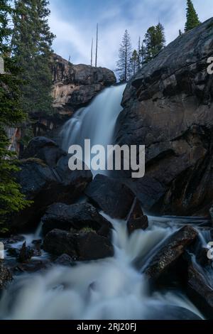 Dans la région de Wild Basin du parc, cette cascade est à des kilomètres dans la nature sauvage. Estes Park, Colorado. Banque D'Images