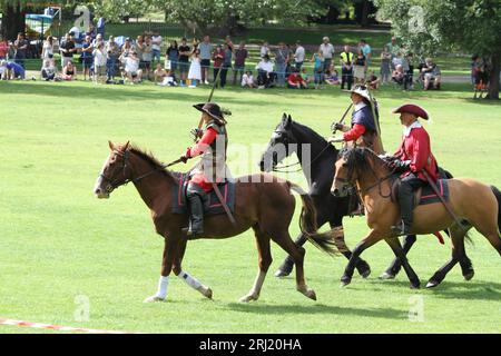 Colchester, Royaume-Uni. 20 août 2023. La Société anglaise de la guerre civile reconstitue le siège de Colchester de 1648 qui a eu lieu pendant la guerre civile anglaise. La parade a eu lieu dans la High Street suivie d'une bataille dans le Lower Castle Park. Crédit:Eastern Views/Alamy Live News Banque D'Images