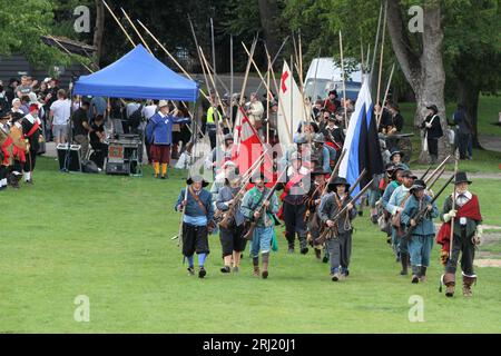 Colchester, Royaume-Uni. 20 août 2023. La Société anglaise de la guerre civile reconstitue le siège de Colchester de 1648 qui a eu lieu pendant la guerre civile anglaise. La parade a eu lieu dans la High Street suivie d'une bataille dans le Lower Castle Park. Crédit:Eastern Views/Alamy Live News Banque D'Images