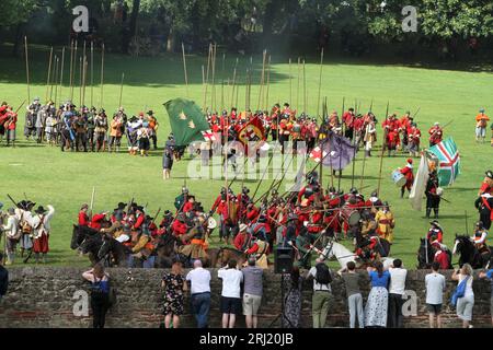 Colchester, Royaume-Uni. 20 août 2023. La Société anglaise de la guerre civile reconstitue le siège de Colchester de 1648 qui a eu lieu pendant la guerre civile anglaise. La parade a eu lieu dans la High Street suivie d'une bataille dans le Lower Castle Park. Crédit:Eastern Views/Alamy Live News Banque D'Images