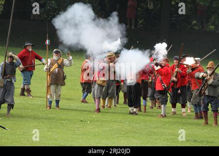 Colchester, Royaume-Uni. 20 août 2023. La Société anglaise de la guerre civile reconstitue le siège de Colchester de 1648 qui a eu lieu pendant la guerre civile anglaise. La parade a eu lieu dans la High Street suivie d'une bataille dans le Lower Castle Park. Crédit:Eastern Views/Alamy Live News Banque D'Images