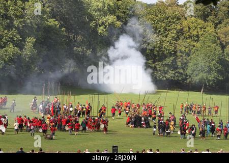 Colchester, Royaume-Uni. 20 août 2023. La Société anglaise de la guerre civile reconstitue le siège de Colchester de 1648 qui a eu lieu pendant la guerre civile anglaise. La parade a eu lieu dans la High Street suivie d'une bataille dans le Lower Castle Park. Crédit:Eastern Views/Alamy Live News Banque D'Images