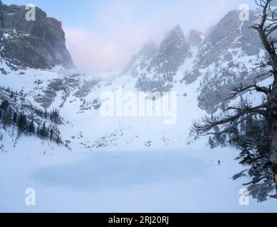 Lever de soleil d'hiver au lac Emerald, dans le parc national des montagnes Rocheuses du Colorado. Banque D'Images