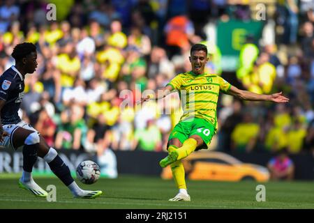 Dimitris Giannoulis (30 Norwich City) tire lors du Sky Bet Championship match entre Norwich City et Millwall à Carrow Road, Norwich le dimanche 20 août 2023. (Photo : Kevin Hodgson | MI News) crédit : MI News & Sport / Alamy Live News Banque D'Images