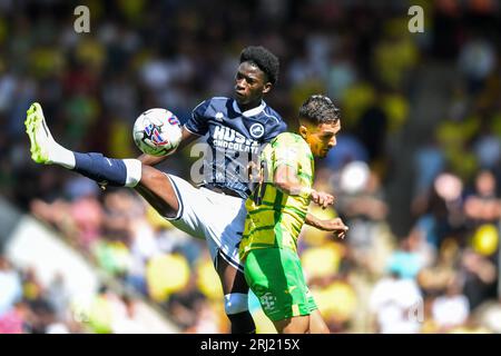 Romain Esse (25 Milwall) Dimitris Giannoulis (30 Norwich City) défi pour le ballon lors du match du Sky Bet Championship entre Norwich City et Millwall à Carrow Road, Norwich le dimanche 20 août 2023. (Photo : Kevin Hodgson | MI News) crédit : MI News & Sport / Alamy Live News Banque D'Images