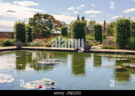 Dispositif d'eau au jardin RHS Bridgewater à Salford est une attraction populaire d'un jardin d'exposition publique. Banque D'Images
