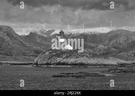 Photo en noir et blanc du phare de Buholmråsa en fonte de 23,5 m, construit en 1917 est situé à Svesfjorden, en Norvège. 3 mai 2023 Banque D'Images