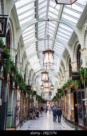 Une vue de l'intérieur de la Royal Arcade avec des acheteurs et des boutiques dans le centre de Norwich vue en août 2023. Banque D'Images