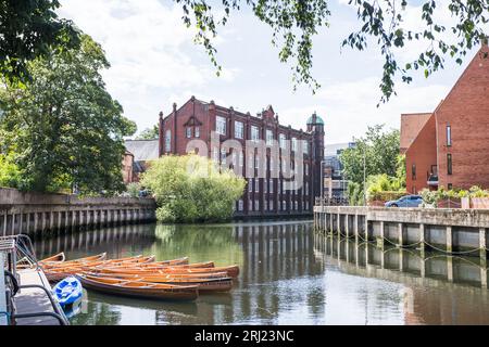 Norwich University of the Arts photographié près de la rive de la rivière Wensum à Norwich capturé en août 2023 derrière quelques petits bateaux de plaisance. Banque D'Images