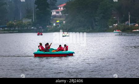 Le lac Kodaikanal, également connu sous le nom de lac Kodai, est un lac artificiel situé dans la ville de Kodaikanal dans le district de Dindigul dans le Tamil Nadu, en Inde. 13-mai-2023, Kod Banque D'Images