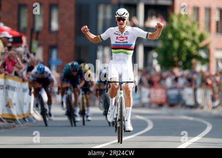 ETTEN-LEUR - champion du monde Mathieu van der Poel lors du Pro Cycling Tour Etten-leur. Van der Poel montre pour la première fois son maillot arc-en-ciel qu'il a remporté lors des Championnats du monde de cyclisme à Glasgow. ANP BAS CZERWINSKI Banque D'Images