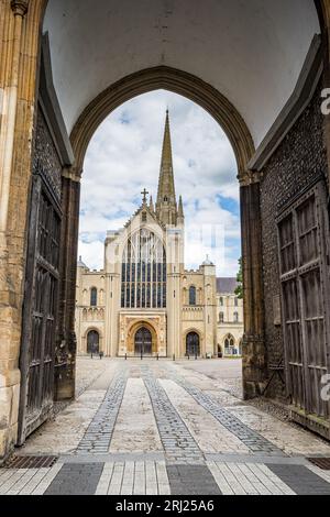 Cathédrale de Norwich encadrée par la belle porte Erpingham en août 2023. Banque D'Images