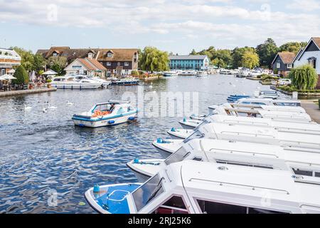 Bateaux de plaisance et envoyer remplir le cadre sur la rivière Bure vu de Wroxham Bridge à Hoveton sur les Norfolk Broads en août 2023. Banque D'Images