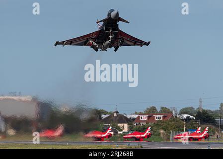 Aéroport de Londres Southend, Essex, Royaume-Uni. 20 août 2023. Les avions Red Arrows de la RAF utilisent l’aéroport civil relativement calme de l’Essex pour participer aux spectacles aériens en bord de mer de ce week-end à Eastbourne et Folkestone. L'équipe au roulage pour décoller à destination d'Eastbourne, suivant derrière le chasseur Typhoon de la RAF. Après avoir manqué les engagements de mercredi et jeudi en raison d’un problème technique, l’équipe s’est présentée à Eastbourne vendredi et samedi avant leur arrivée à Southend pour passer la nuit Banque D'Images