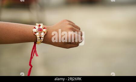 Fête indienne : Raksha Bandhan. Un bracelet indien traditionnel qui est un symbole de l'amour entre Frères et Sœurs. Banque D'Images