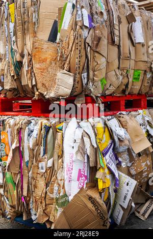 Palette de déchets en balles et compressés prêts pour la collecte de recyclage, près d'Ayr, Écosse, Royaume-Uni Banque D'Images