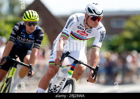 ETTEN-LEUR - champion du monde Mathieu van der Poel lors du Pro Cycling Tour Etten-leur. Van der Poel montre pour la première fois son maillot arc-en-ciel qu'il a remporté lors des Championnats du monde de cyclisme à Glasgow. ANP BAS CZERWINSKI Banque D'Images