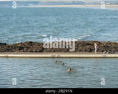 West Ho ! Angleterre - 25 juillet 2023 : les nageurs profitent de la piscine naturelle. Banque D'Images