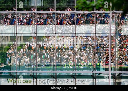 LONDRES, ROYAUME-UNI. 20 août 2023. Une vue du reflet de la foule sur la place depuis les vitrines du magasin Waitrose. Images prises lors de Canary Wharf, Canada Square Park – écrans d’été à Canary Wharf, Canada Square Park le dimanche 20 août 2023. LONDRES ANGLETERRE. Crédit : Taka G Wu/Alamy Live News pour Canary Wharf, Canada Square Park – écrans d’été Banque D'Images