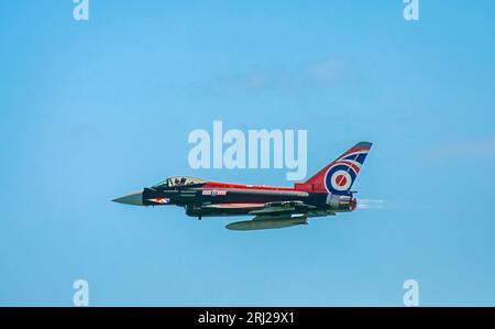 RAF Eurofighter Typhoon FGR4 vole le long du front de mer lors de l'Eastbourne Airbourne, un salon aérien international annuel. Le spectacle dure quatre jours avec Banque D'Images