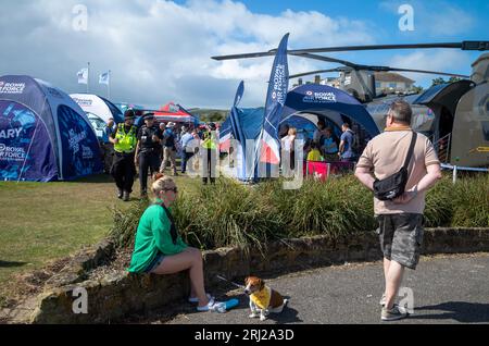 Une femme repose avec son petit chien à l'exposition militaire aux côtés de l'annuel Eastbourne Airbourne, un spectacle aérien international. Le spectacle court pour fou Banque D'Images