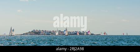 Tjörn, Suède - 17 août 2013: Tjörn Runt est une compétition de voile longue distance annuelle qui a lieu autour de l'île de Tjörn. Vue de Rönnä Banque D'Images