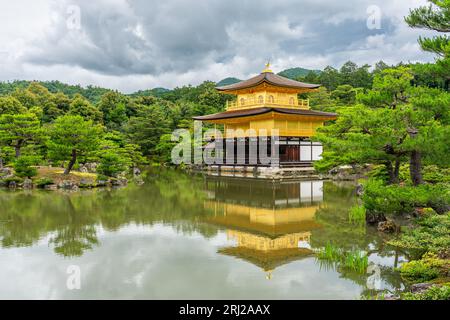 Vue panoramique avec le merveilleux pavillon d'or dans le temple Kinkaku-ji à Kyoto. Japon. Banque D'Images