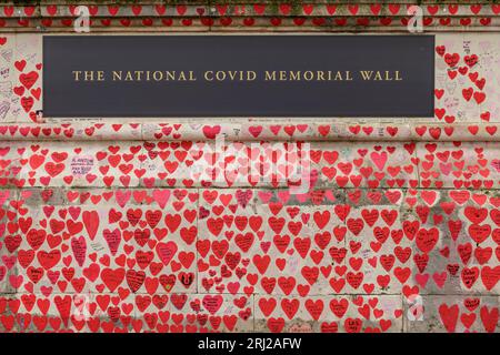 Le National Covid Memorial Wall est une fresque publique commémorant les victimes de la pandémie de COVID-19 au Royaume-Uni. S'étirant sur cinq cents mètres de long Banque D'Images