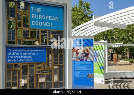 Grenade, Espagne ; 12 août 2023 : affiches informatives dans les rues de Grenade sur la présidence de l'Espagne au Conseil européen en l'an 2023 Banque D'Images