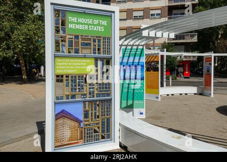 Grenade, Espagne ; 12 août 2023 : affiches informatives dans les rues de Grenade sur la présidence de l'Espagne au Conseil européen en l'an 2023 Banque D'Images