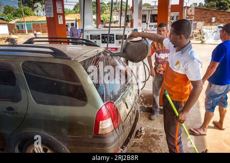 Un préposé lave les vitres d'une voiture dans une station essence, essence et diesel à Mato Grosso, Brésil Banque D'Images