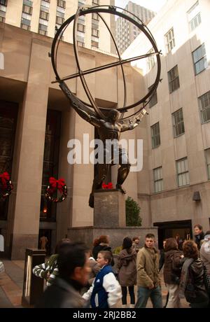 Statue de l'Atlas près du Rockefeller Center Midtown East New York City 2009 Banque D'Images
