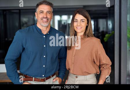 Heureux Latin homme d'affaires mature et femme d'affaires dans le bureau, portrait. Banque D'Images