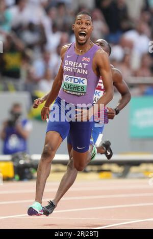 Le Britannique Zharnel Hughes célèbre sa victoire après avoir remporté la médaille de bronze dans la finale du 100m masculin le deuxième jour des Championnats du monde d'athlétisme au Centre national d'athlétisme de Budapest, en Hongrie. Date de la photo : dimanche 20 août 2023. Banque D'Images