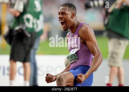 Le Britannique Zharnel Hughes célèbre sa victoire après avoir remporté la médaille de bronze dans la finale du 100m masculin le deuxième jour des Championnats du monde d'athlétisme au Centre national d'athlétisme de Budapest, en Hongrie. Date de la photo : dimanche 20 août 2023. Banque D'Images